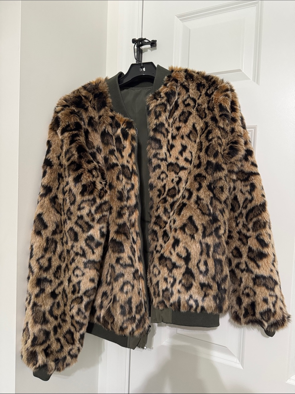 Reversible Women's Olive Green Bomber Jacket with Leopard Faux-Fur Lining - Picture 3 of 6